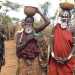 Le donne Mursi, presenti in Etiopia hanno l'abitudine di praticare un foro nel labbro inferiore e infilarci un disco decorativo di legno o ceramica